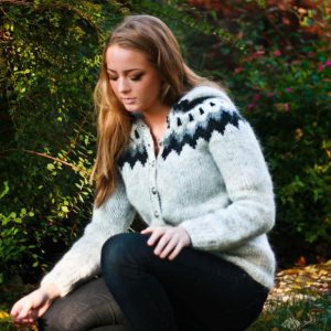 Hneppt lopapeysa með hettu.