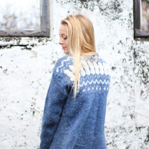 Síð peysa með kaðlamunstri á baki.