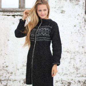 Glæsileg peysa með köðlum og munstri