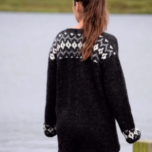 Síð peysa með klassísku bakmunstri