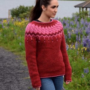 Lopapeysa með köðlum í munstri