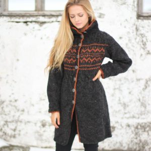 Síð peysa með köðlum og munstri.