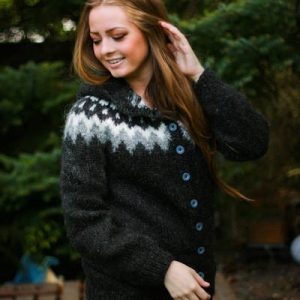 Hneppt lopapeysa með hettu.