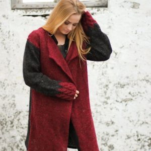 Síð peysa með kaðlamunstri á baki