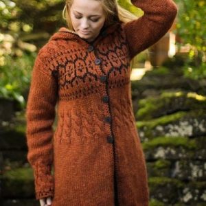 Glæsileg peysa með köðlum og munstri.