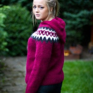 Hneppt lopapeysa með hettu.