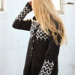 Síð peysa með munstri á brjósti og ermum.