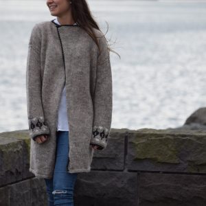 Síð peysa með klassísku bakmunstri.