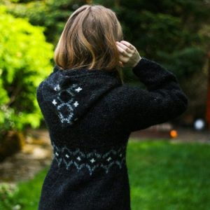 Síð peysa með mittismunstri.