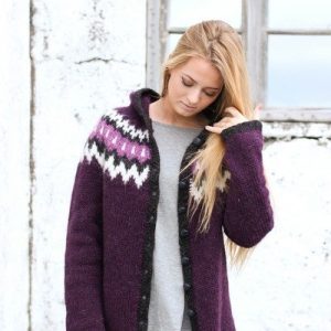 Hneppt lopapeysa með hettu