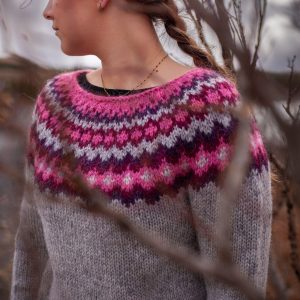 Lopapeysa með bleiku og fjólubláu.