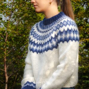 Lopapeysa, hvít og blá